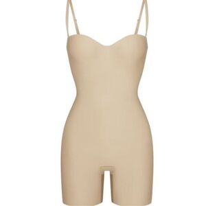 SKIMS Nude Seamless Shaping Bodysuit